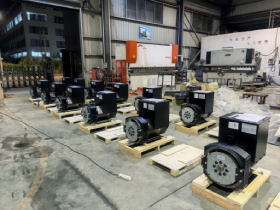 ¿Cuál es la estructura y el principio de funcionamiento de los generadores de imanes permanentes?